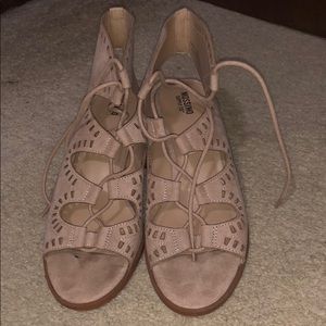 Chunky heeled, lace up, sandals.